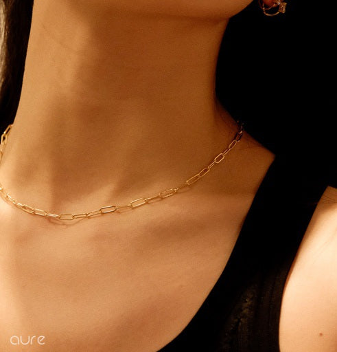 Detailed View of golden chain choker on model