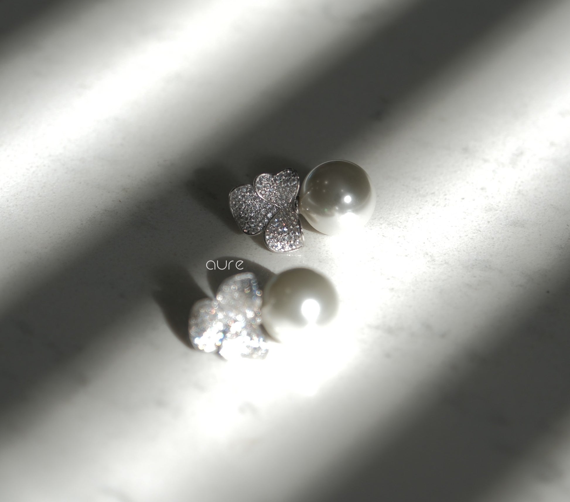 Clover Pearl earrings-natural light