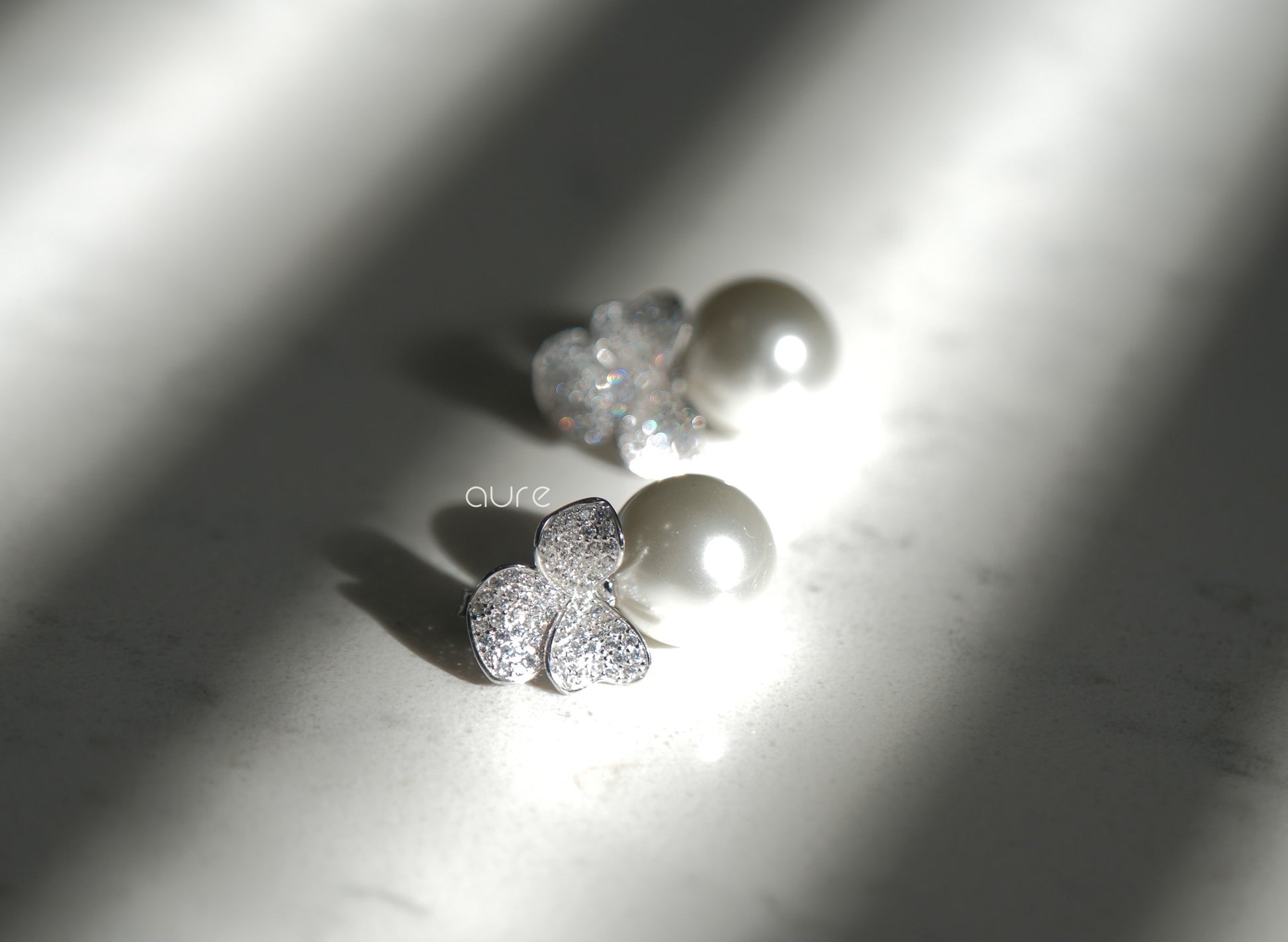 Clover Pearl earrings-close up