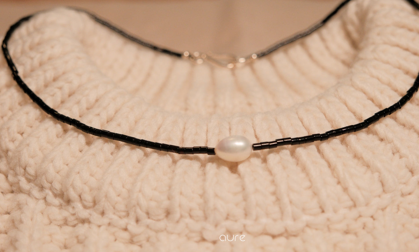 Uno Real Pearl Chocker Necklace on sweater